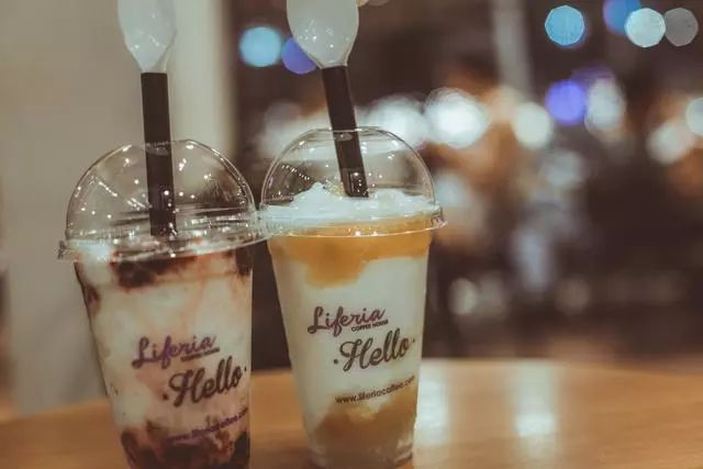 砸五千万开奶茶店，做线下真能拯救一年卖出7亿杯的香飘飘吗？ 